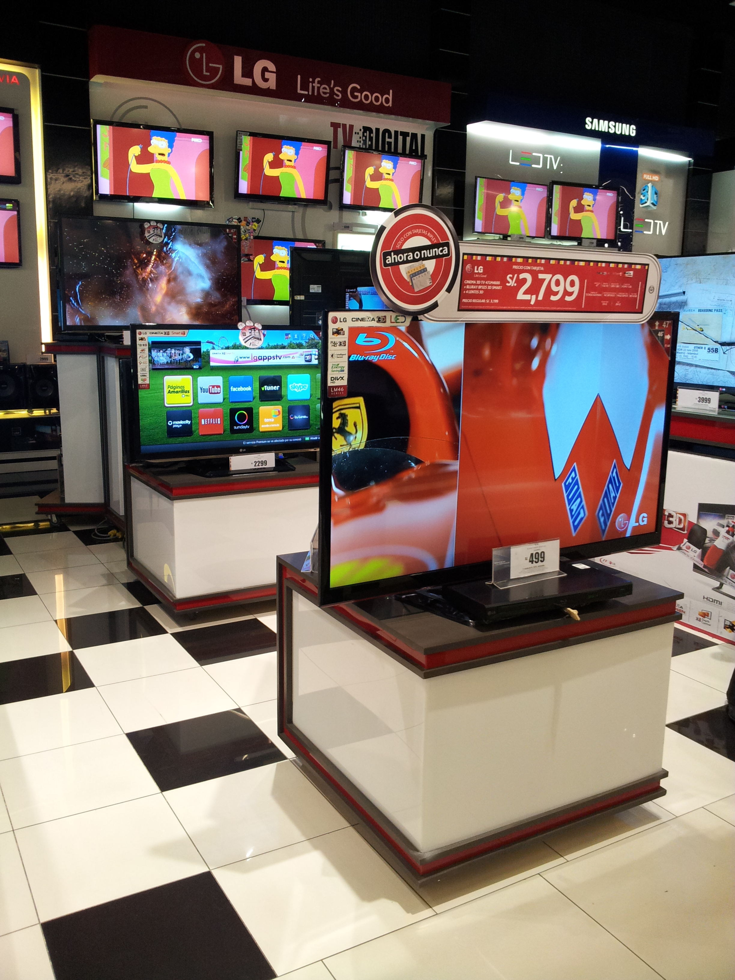 Exhibidor comercial con pantallas integradas