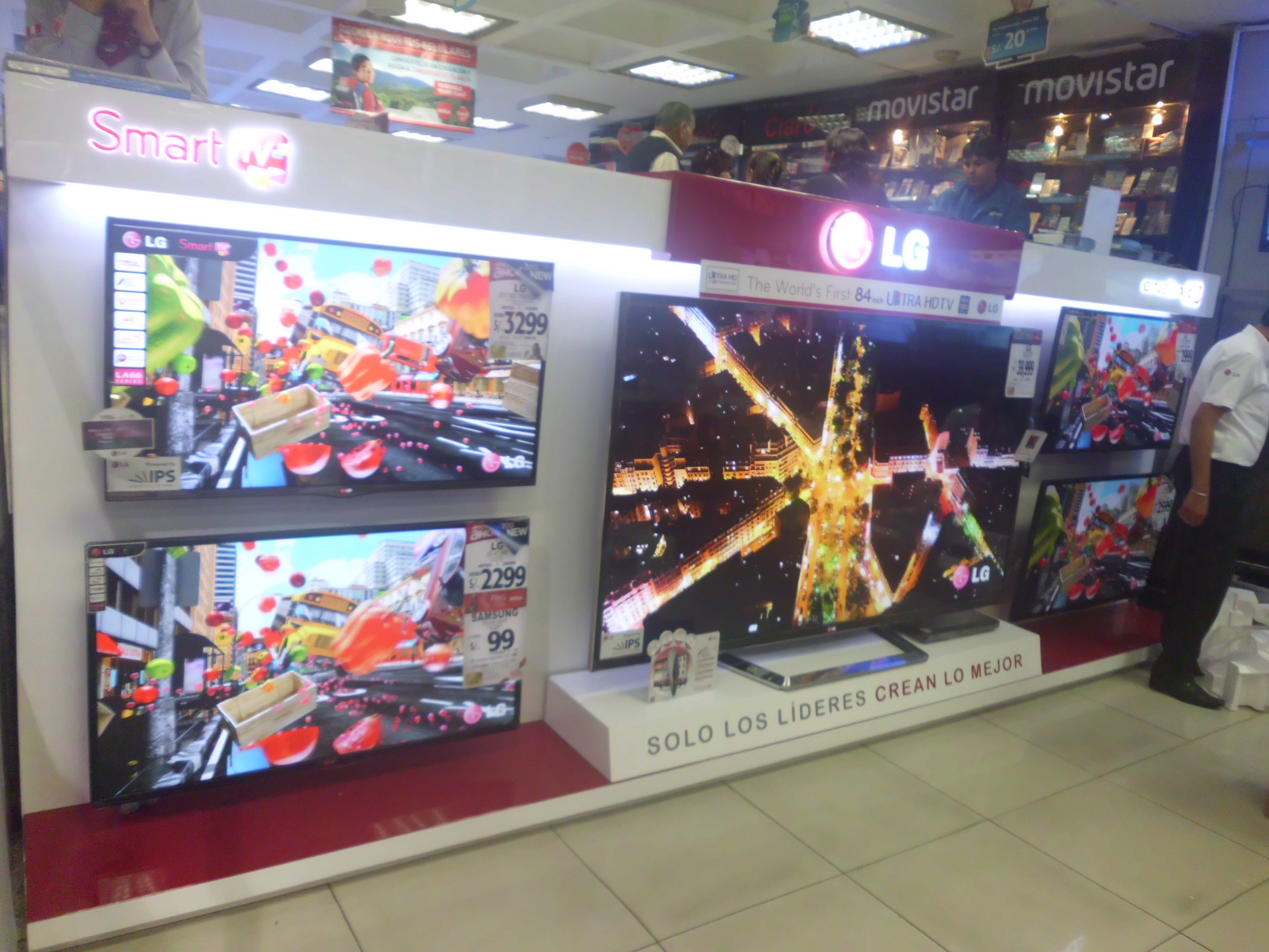Espacio comercial con pantallas y módulos de exhibición